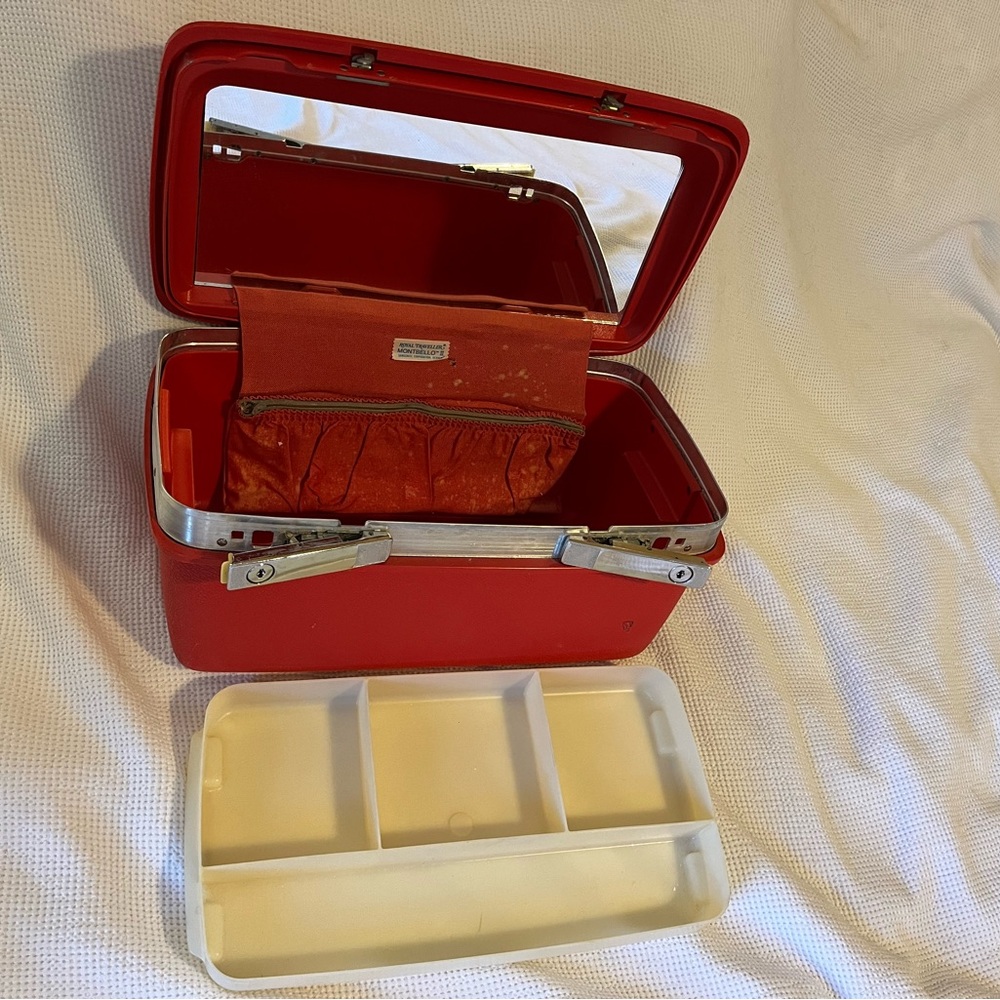 ROYAL TRAVELLER MONTBELLO™ II TRAIN CASE | RED | VINTAGE MAKEUP CASE